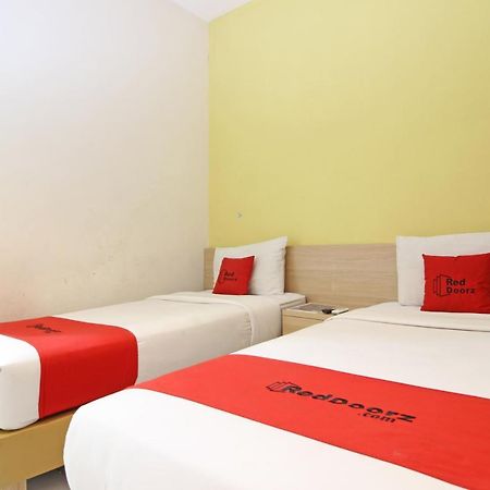 Reddoorz Plus @ Slamet Riyadi Solo Exteriör bild